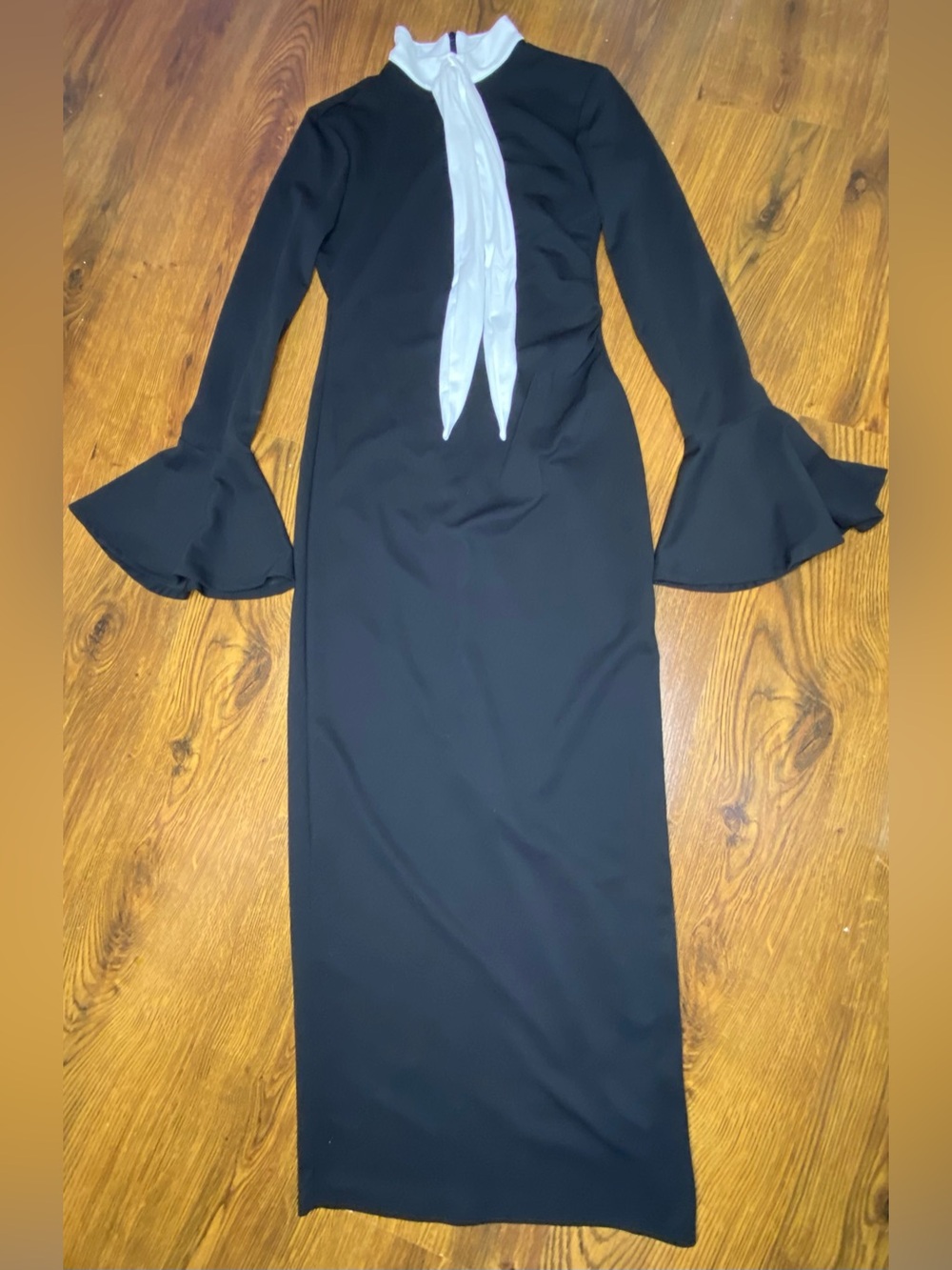 🌷 Black Long Sleeve Dress with White Tie Detail 🌷